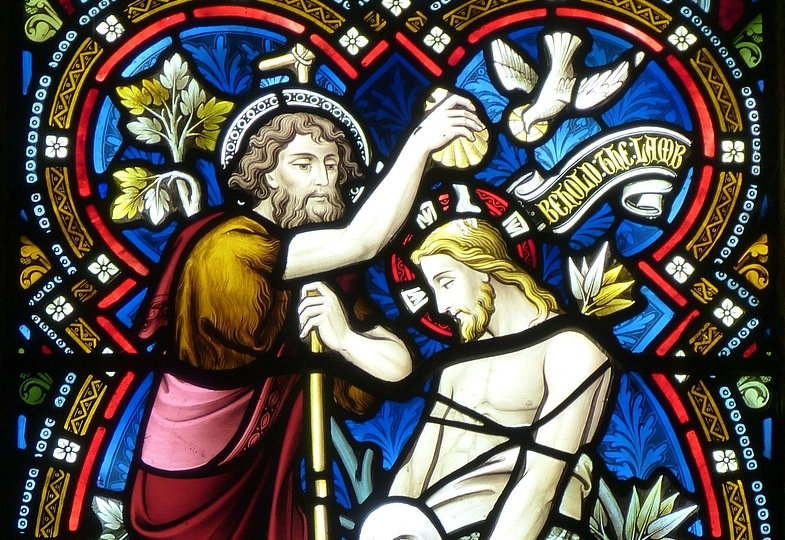 Kirchenfenster mit Taufe Jesu