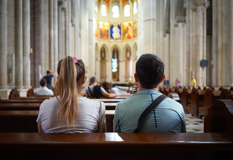 Zwei Menschen in Kirche