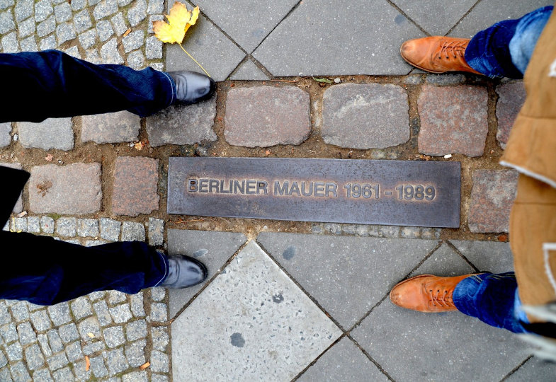 Füße an ehemaliger Berliner Mauer