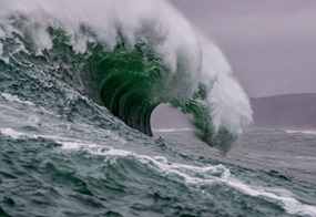 Große Welle im Meer