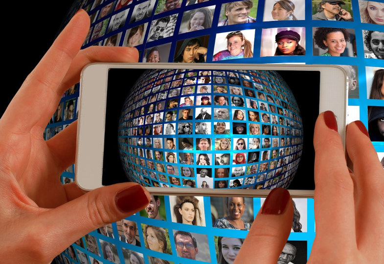 Display mit Foto einer Kugel mit Gesichtern