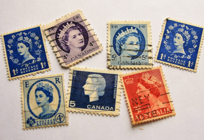 Internationale Briefmarken mit Porträt von Queen Elizabeth II.