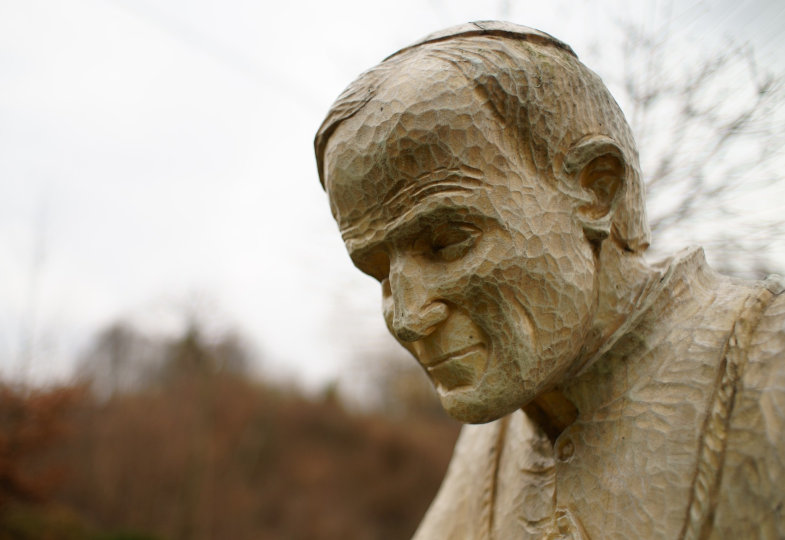 Geschnitzter Kopf von Papst Johannes Paul II.