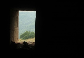 Blick aus Eingang in armenischer Berglandschaft