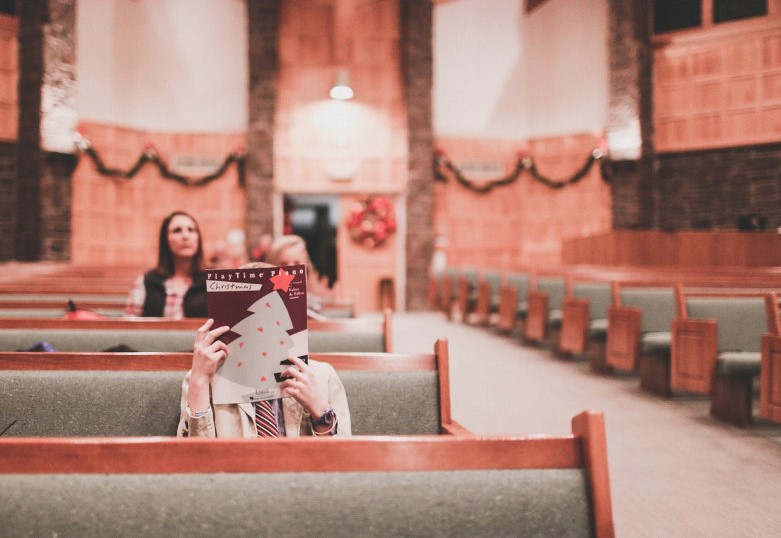 Frauen in Kirchenbänken