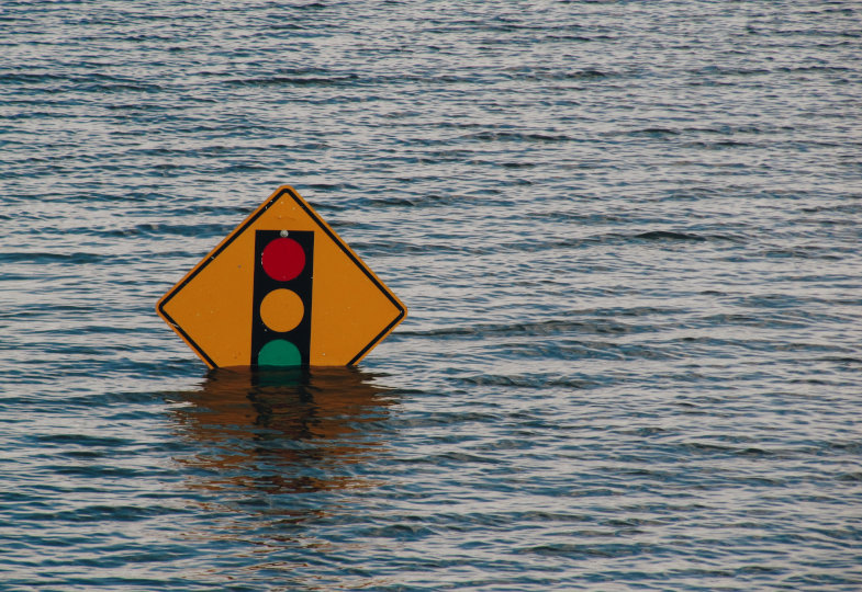 Ampelschild im Wasser