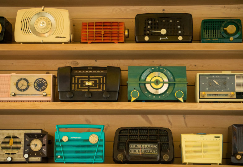 Regal mit Radios