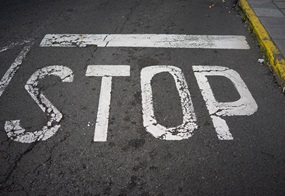 Auf einer Straße steht "Stop"