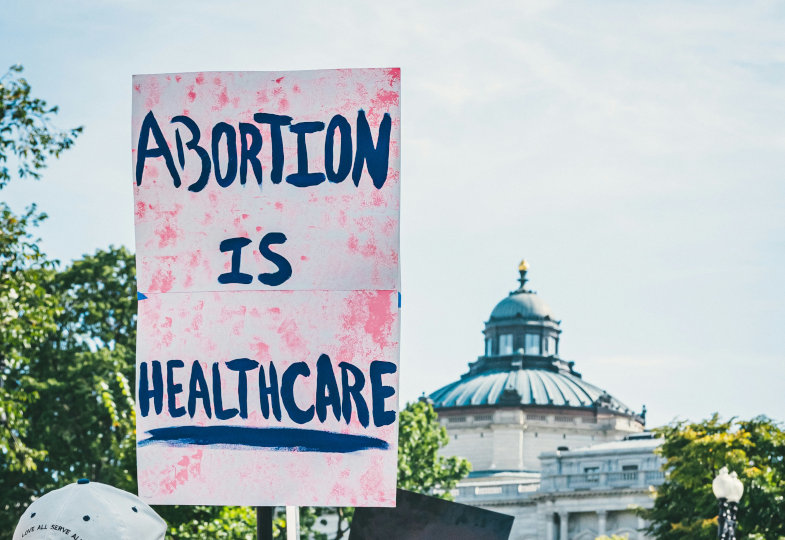 Schild mit Aufschrift "Abortion is healthcare"