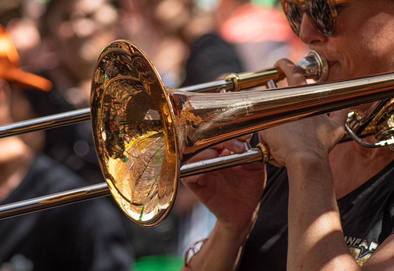 Mensch spielt Posaune