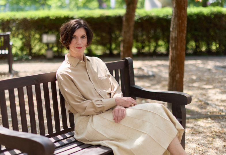 Jutta Allmendinger auf einer Parkbank