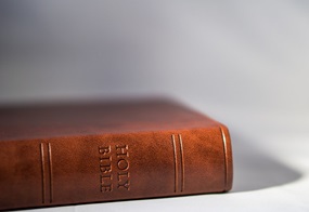 Eine in braunes Leder eingeschlagene Bibel