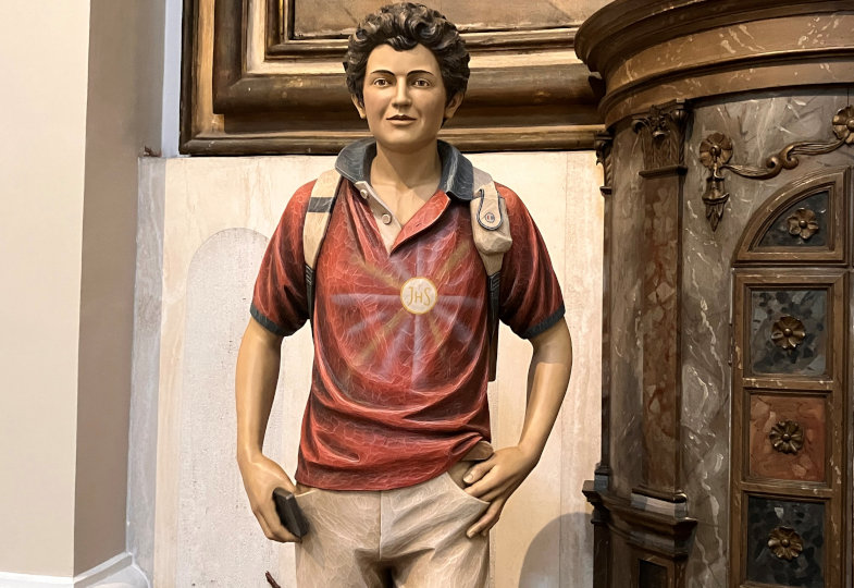 Statue von Carlo Acutis in St. Pius V., Grottammare