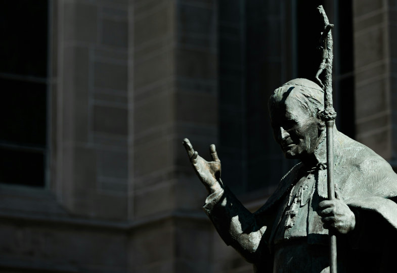 Eine Statue von Johannes Paul II.
