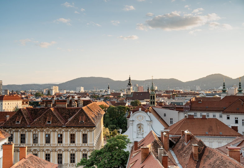 Stadtansicht von Graz mit Bergen im Hintergrund