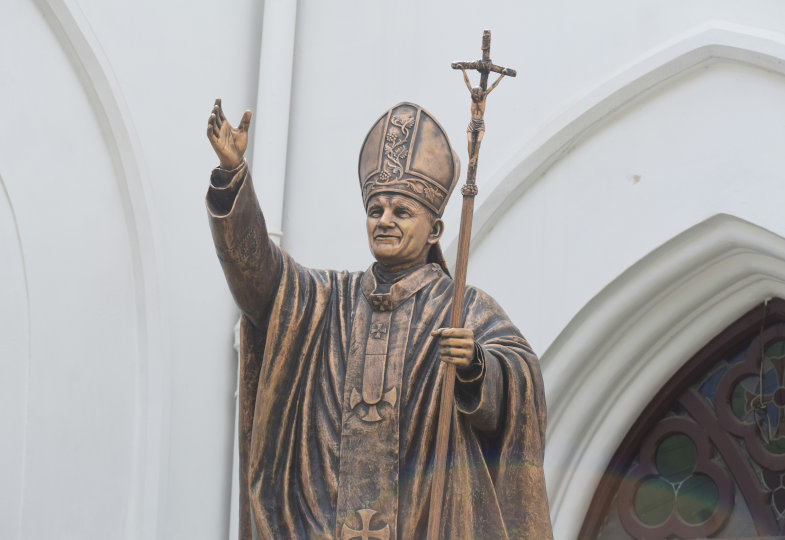 Eine Statue von Johannes Paul II.