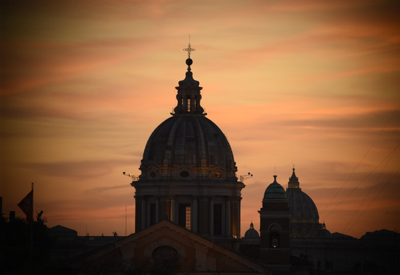 Kuppel des Petersdoms im Licht der aufgehenden Sonne