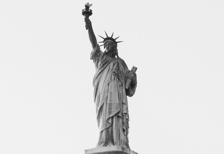 Die Freiheitsstatue in schwarz und weiß