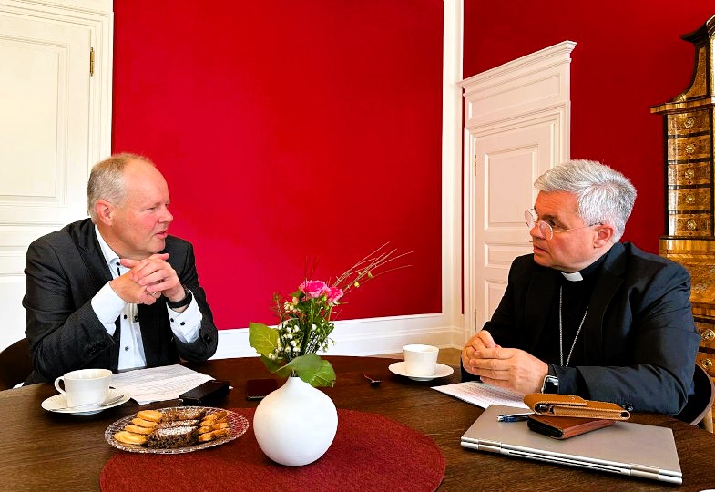 Stefan Orth und Udo Markus Bentz im Gespräch in elegantem Raum