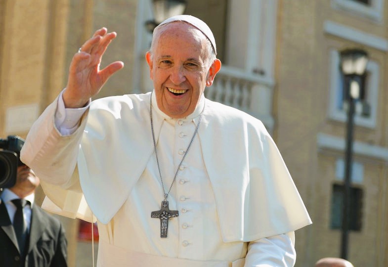 Papst Franziskus winkt auf Papamobil der Menschenmenge