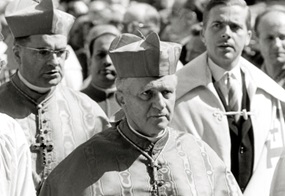 Kardinal Aloysius Muench, emeritierter Bischof von Fargo (USA), beim Eucharistischen Weltkongress in München im August 1960.