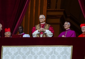 Papst Leo XIV. nach seiner Bekanntgabe auf der Loggia des Petersdoms