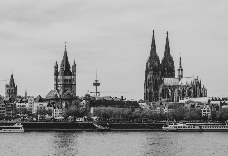 Stadtansicht von Köln in schwarz und weiß