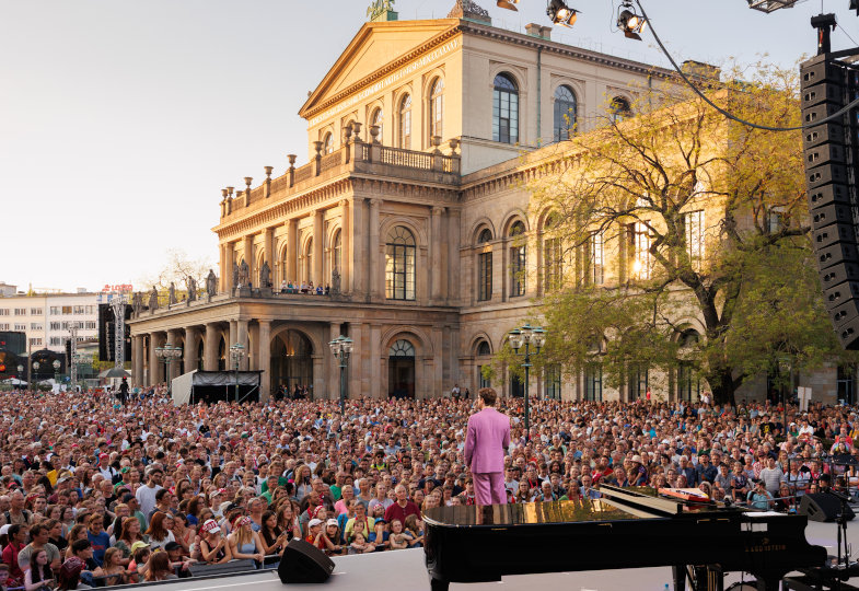 Blick von Bühne auf Konzertpublikum während des Evangelischen Kirchentags in Hannover