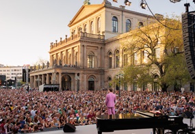 Blick von Bühne auf Konzertpublikum während des Evangelischen Kirchentags in Hannover