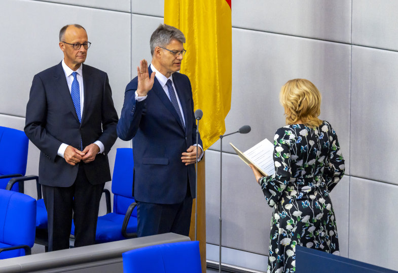 2. Sitzung des 21. Deutschen Bundestages: Bundesminister für Verkehr Patrick Schnieder (m), CDU/CSU, MdB, bei seiner Vereidigung durch Bundestagspräsidentin Julia Klöckner (r), CDU/CSU, MdB. Wahl und Vereidigung des Bundeskanzlers sowie des Bundeskabinetts