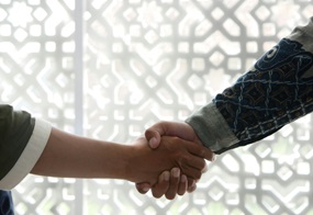 Zwei Menschen reichen sich die Hand