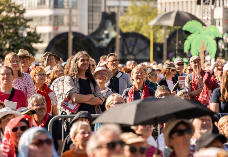 Teilnehmende des Eröffnungsgottesdienstes des Evangelischen Kirchentags in Hannover