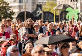 Teilnehmende des Eröffnungsgottesdienstes des Evangelischen Kirchentags in Hannover