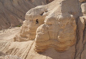 Höhlen nahe der archäologischen Stätte Khirbet Qumran im Westjordanland