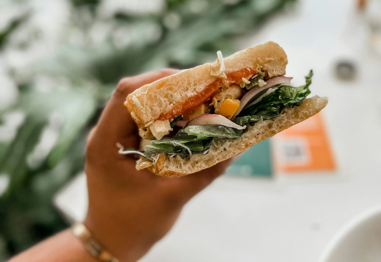 Ein angeschnittenes und belegtes Sandwich