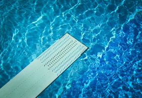 Sprungbrett über blauem Wasser