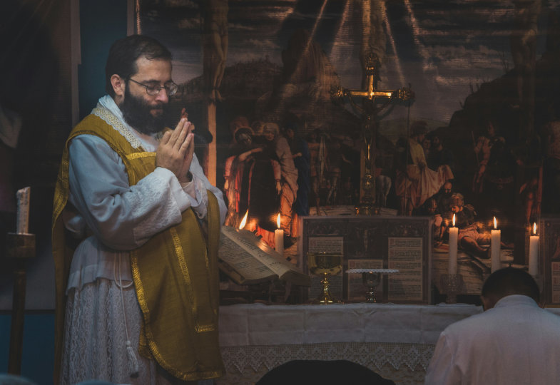 Vertreter Gottes vor dem Volk  und des Volkes vor Gott: Der Status und die Rolle des Priesters im östlichen Christentum