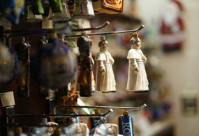Kleine Anhänger von Papstfiguren hängen an einem Verkaufsstand