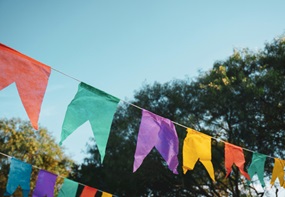 Eine bunte Wimpelkette im Wind