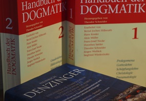 Das Handbuch der Dogmatik und das Kompendium der Glaubensbekenntnisse und kirchlichen Lehrentscheidungen liegen auf dem Tisch