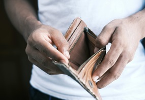 Hände öffnen einen leeren Geldbeutel