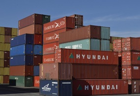 Mehrere Frachtcontainer stehen übereinander