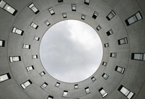 Gebäue mit rundem Innenhof lenkt Blick in den Himmel