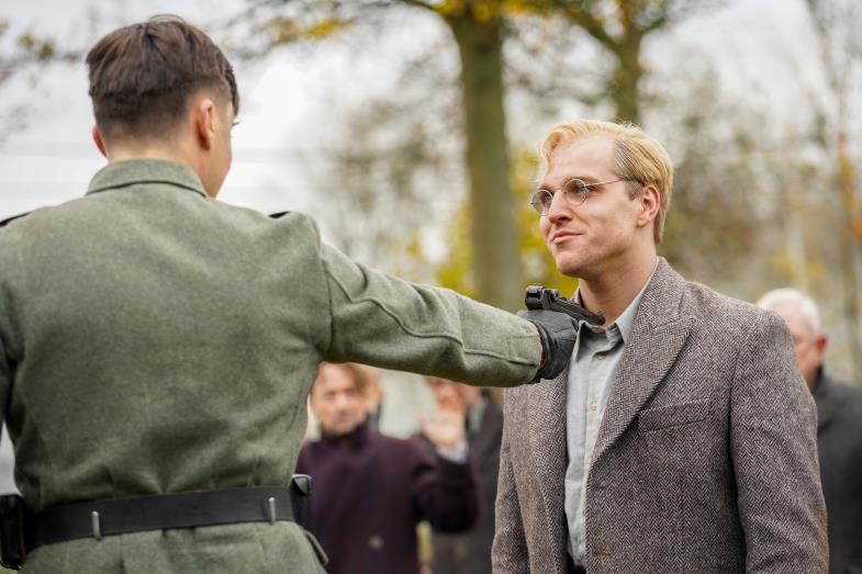 Filmstill: Ein Soldat hält dem lächelnden Dietrich Bonhoeffer eine Pistole an den Hals