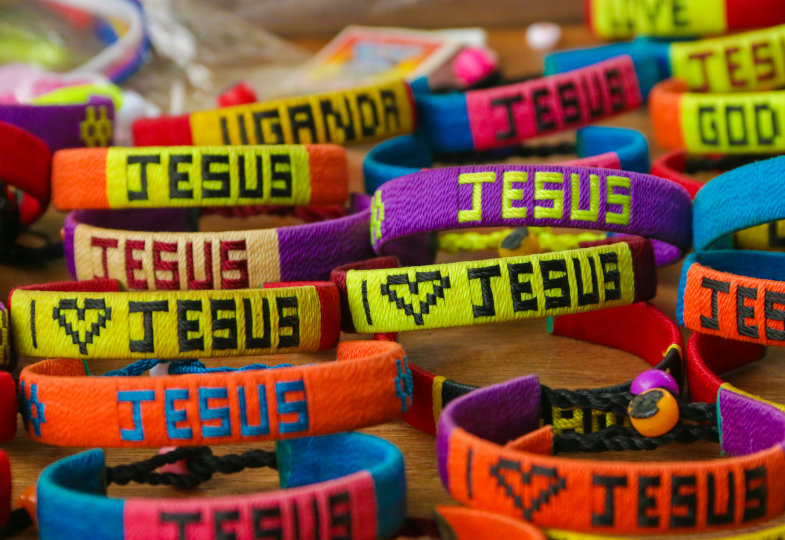 Auf bunten Armbändern ist der Schriftzug 