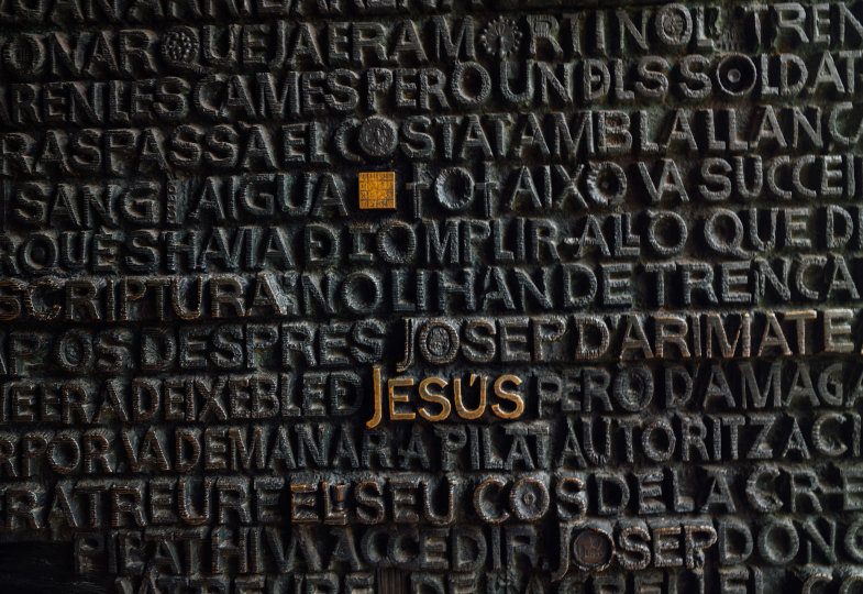 Der Name Jesu ist auf einer Namenstafel golden hervorgehoben
