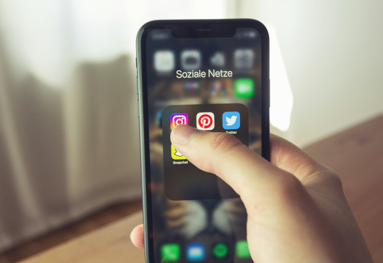 Auf einem Smartphone werden Apps der Sozialen Netzwerke angezeigt