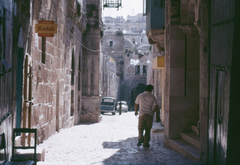 Ein Mann läuft durch die Straßen von Jerusalem