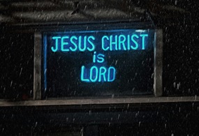 Auf einem Leuchtschild steht "Jesus Christ is Lord"