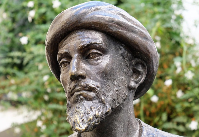 Eine Statue zeigt den Kopf von Maimonides